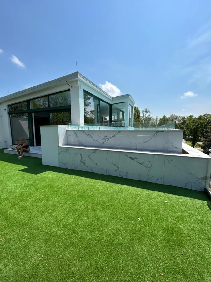 Villa Bauhaus Dream Deluxe T Siofok Luaran gambar
